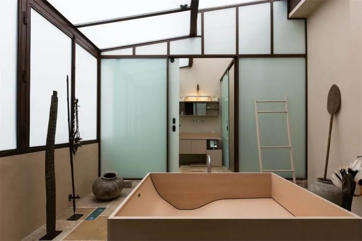 Sous les toits du Marais : les créateurs qui réinventent l'atelier comme territoire intime